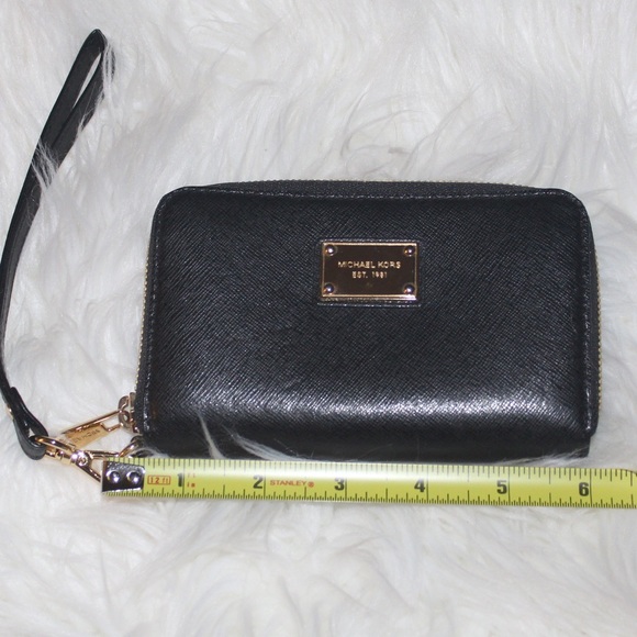 Michael Kors zip wallet/wristlet - Picture 2 of 4